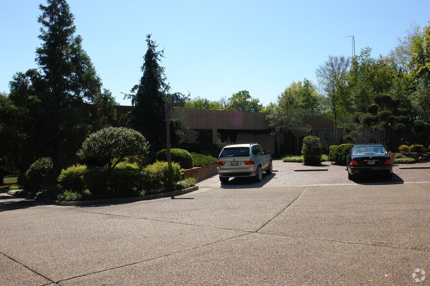 6416 Deane Hill Dr, Knoxville, TN à louer - Photo du bâtiment - Image 2 de 2