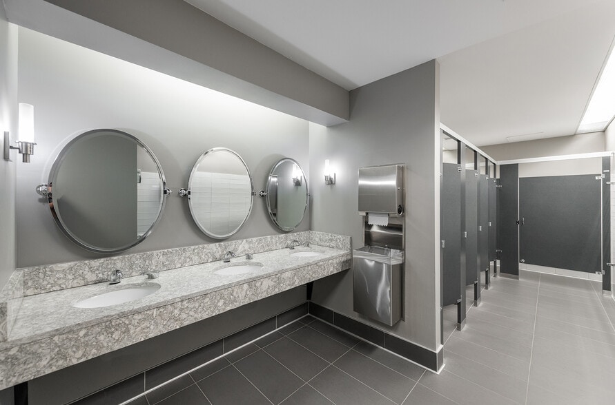 4655 Salisbury Rd, Jacksonville, FL for lease - Interior Photo - Image 2 of 20