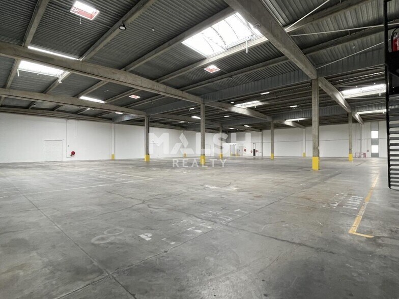 Flex in Corbas for lease - Interior Photo - Image 2 of 13