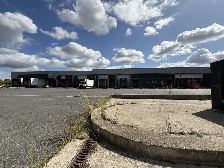 Industriel dans SAINT-OUEN-L'AUMONE à louer - Photo du bâtiment - Image 1 de 8