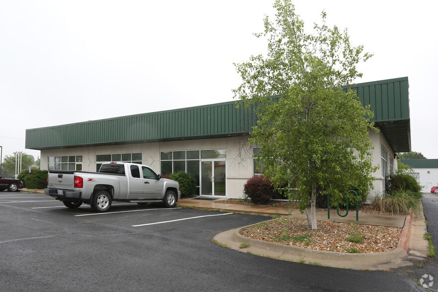 450 N Iowa St, Lawrence, KS for sale - Building Photo - Image 2 of 6