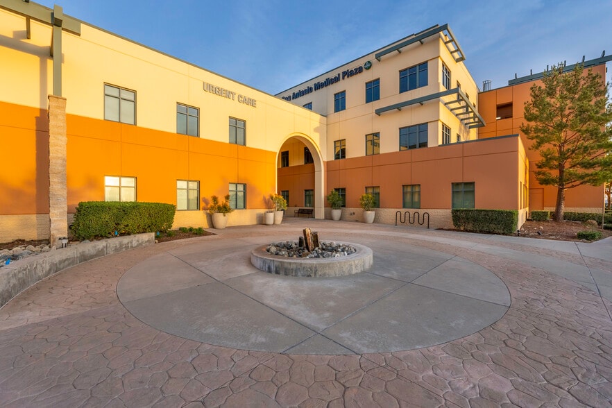 16465 Sierra Lakes Pky, Fontana, CA à louer - Photo du bâtiment - Image 1 de 18