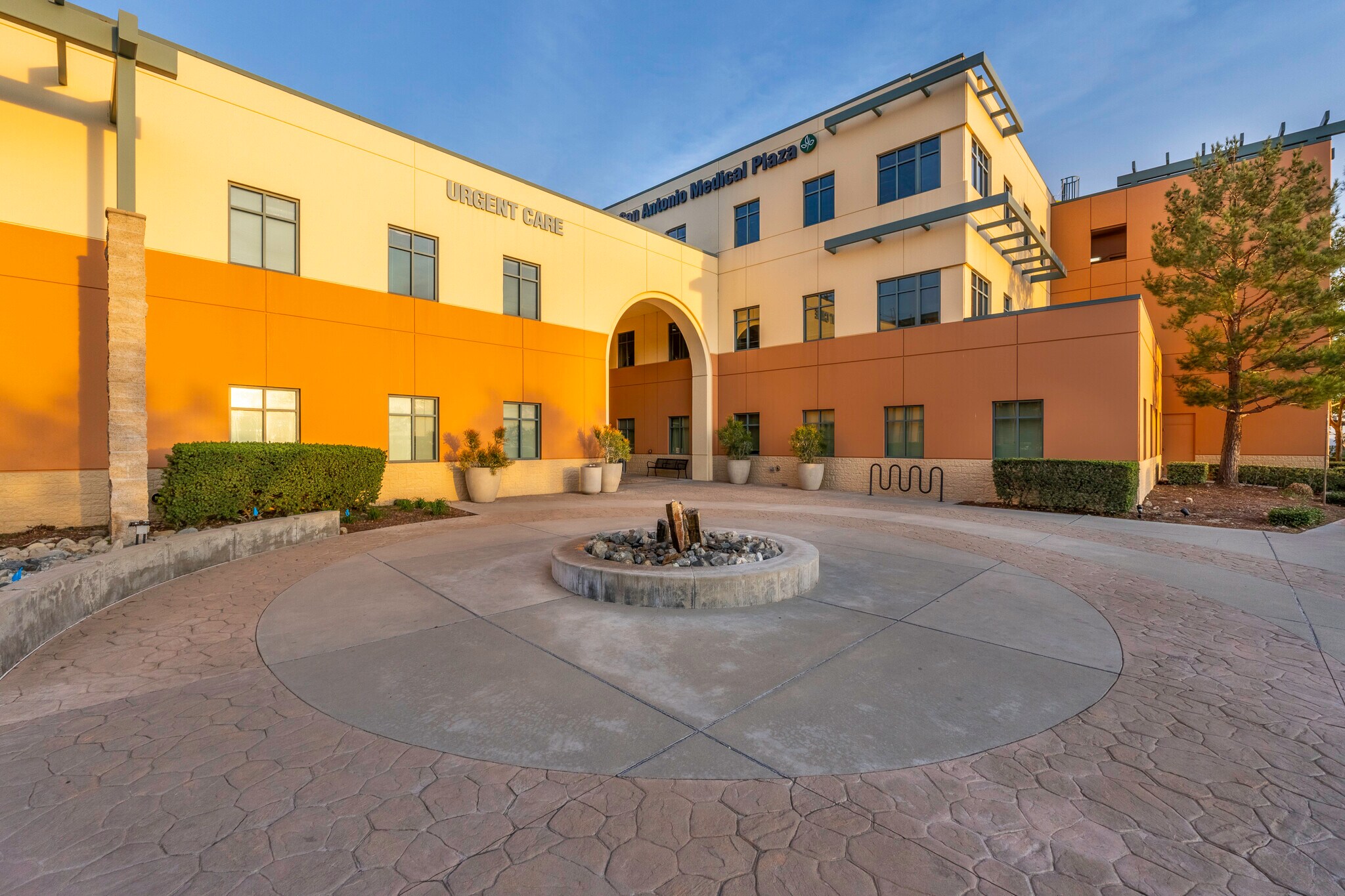 16465 Sierra Lakes Pky, Fontana, CA à louer Photo du bâtiment- Image 1 de 19