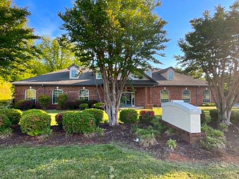 7261 Burlington Rd, Whitsett, NC à vendre - Photo du bâtiment - Image 2 de 10