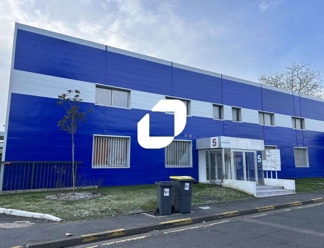 Industrial in Achères for sale Building Photo- Image 1 of 13