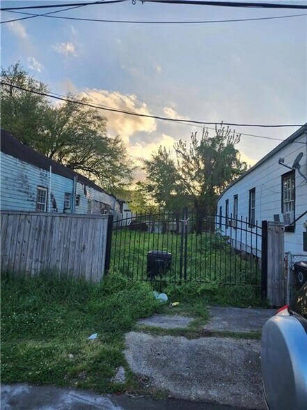 Seventh Ward Assemblage portefeuille de 5 propriétés à vendre sur LoopNet.ca - Photo du bâtiment - Image 2 de 3