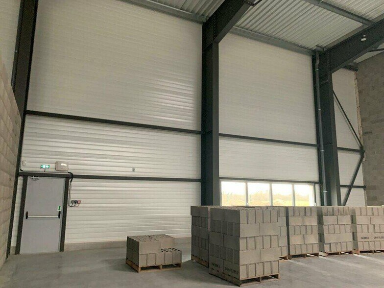 Flex in Dagneux for lease - Building Photo - Image 2 of 10