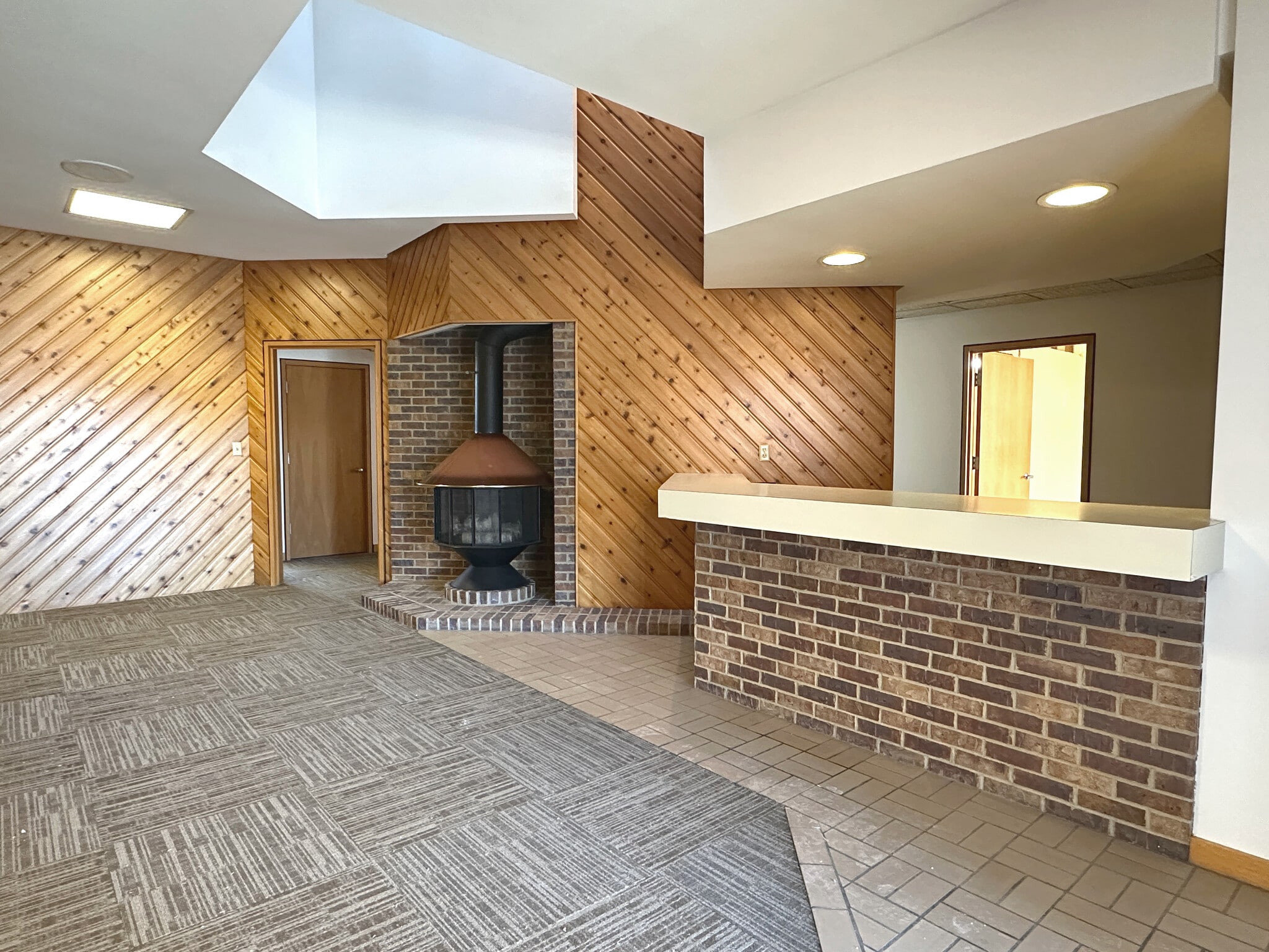 21 E Waldo Blvd, Manitowoc, WI for lease Interior Photo- Image 1 of 4