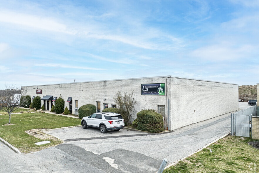 49 E Industry Ct, Deer Park, NY à louer - Photo du bâtiment - Image 1 de 8