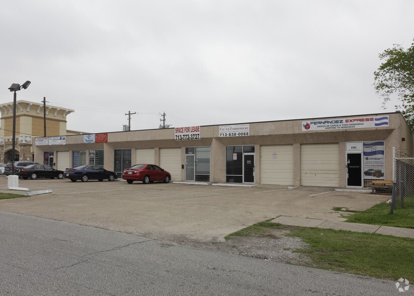 6901 Mullins Dr, Houston, TX à louer - Photo du bâtiment - Image 3 de 4
