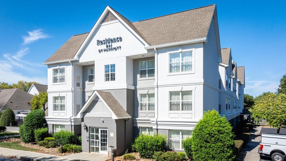 16830 Kenton Dr, Cornelius, NC à vendre - Photo du bâtiment - Image 2 de 5