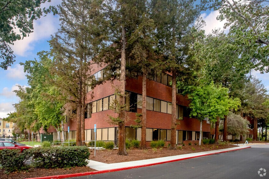 39899 Balentine Dr, Newark, CA à louer - Photo du bâtiment - Image 2 de 13