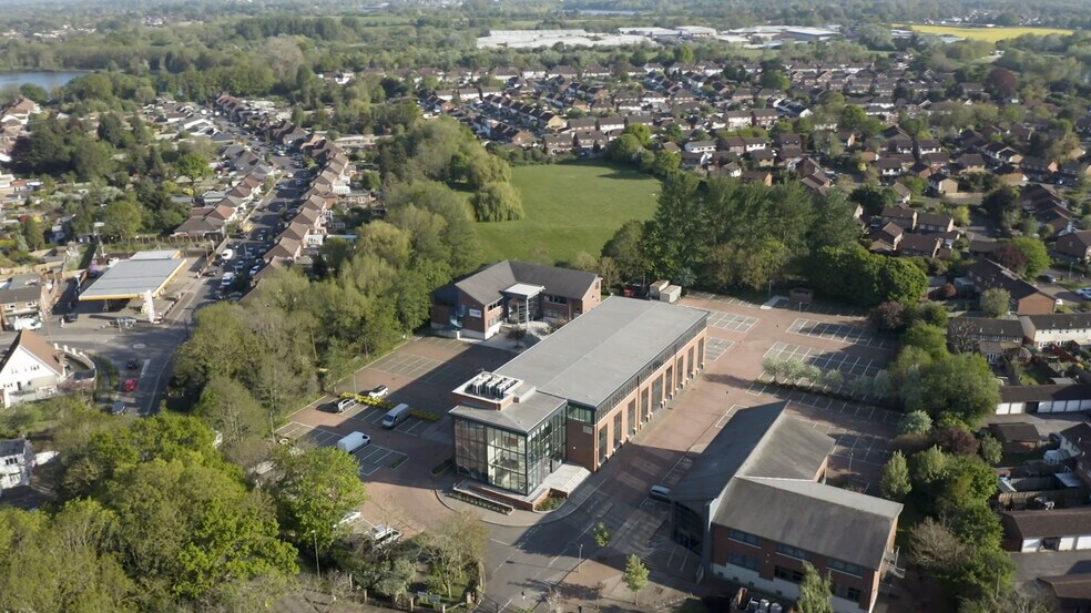 Thorpe Lead Rd, Egham à louer - Vidéo aérienne - Image 2 de 17