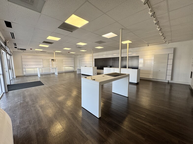 2261 Pawtucket Ave, East Providence, RI for lease - Interior Photo - Image 3 of 11