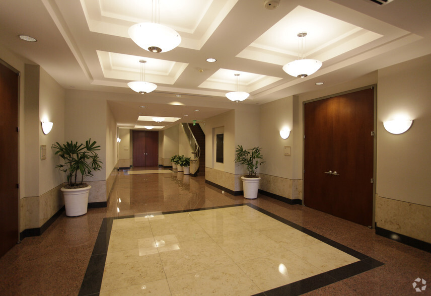 26 Corporate Plaza Dr, Newport Beach, CA for lease - Lobby - Image 2 of 12