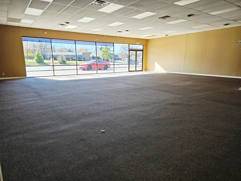 12401 Shelbyville Rd, Louisville, KY for lease - Interior Photo - Image 2 of 13