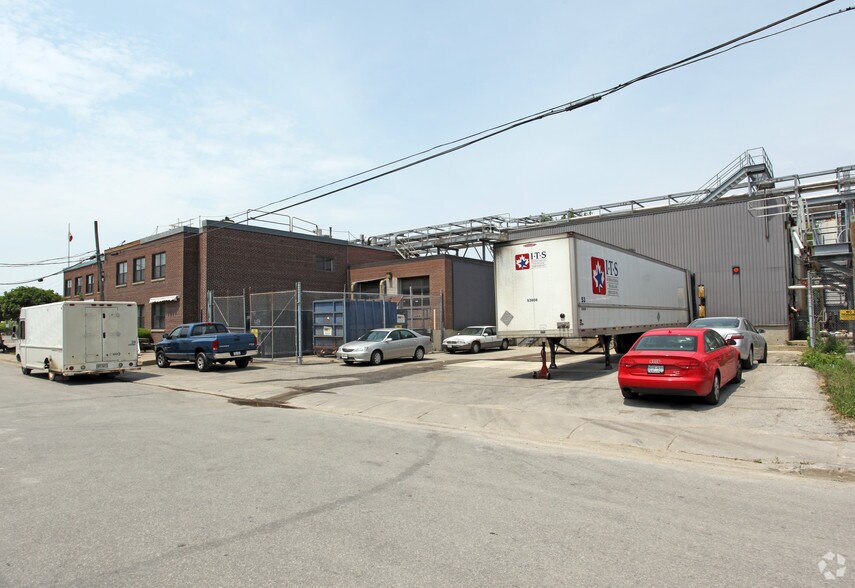 34-38 Industrial St, Toronto, ON à vendre - Photo du bâtiment - Image 2 de 2