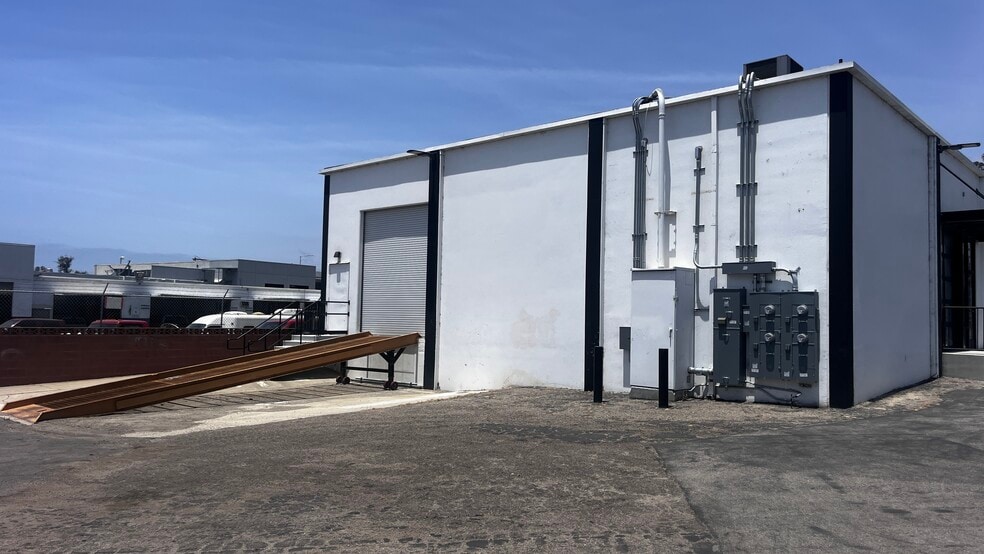 3860 E Main St, Ventura, CA for lease - Building Photo - Image 3 of 33