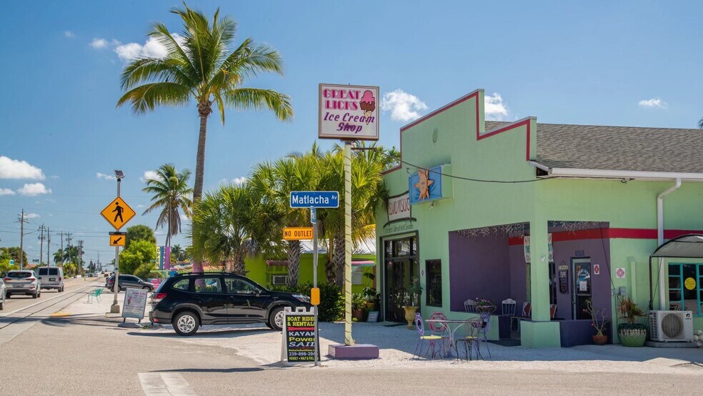 4643-4645 NE Pine Island Rd NW, Cape Coral, FL à louer - Photo du bâtiment - Image 3 de 5