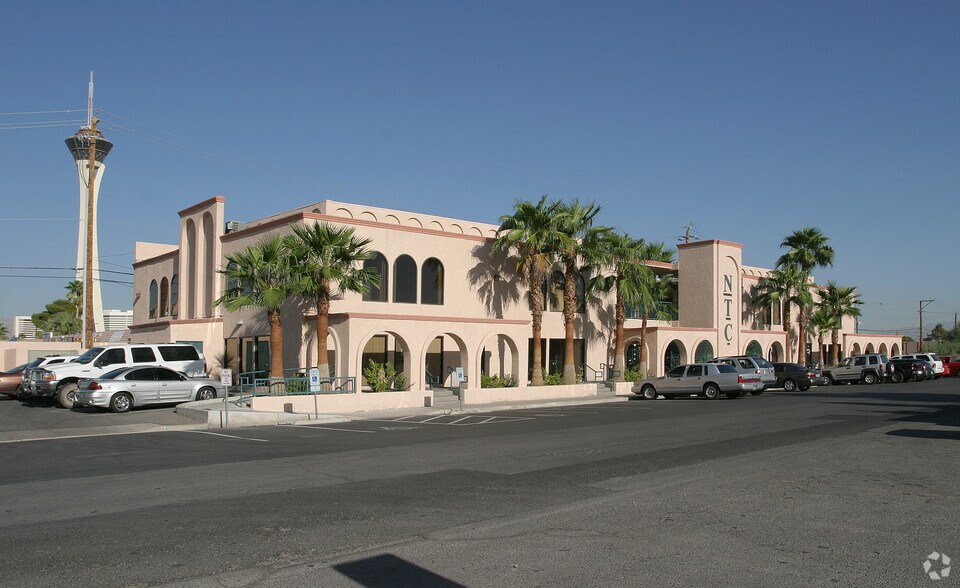 714 E Sahara Ave, Las Vegas, NV à vendre - Photo du bâtiment - Image 2 de 10