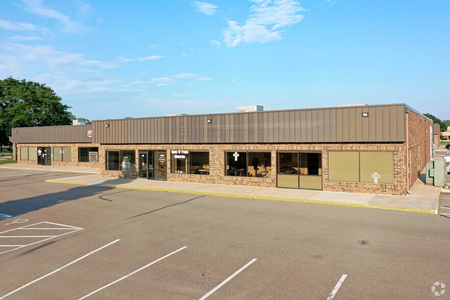7960-7990 University Ave NE, Fridley, MN for lease - Primary Photo - Image 1 of 5