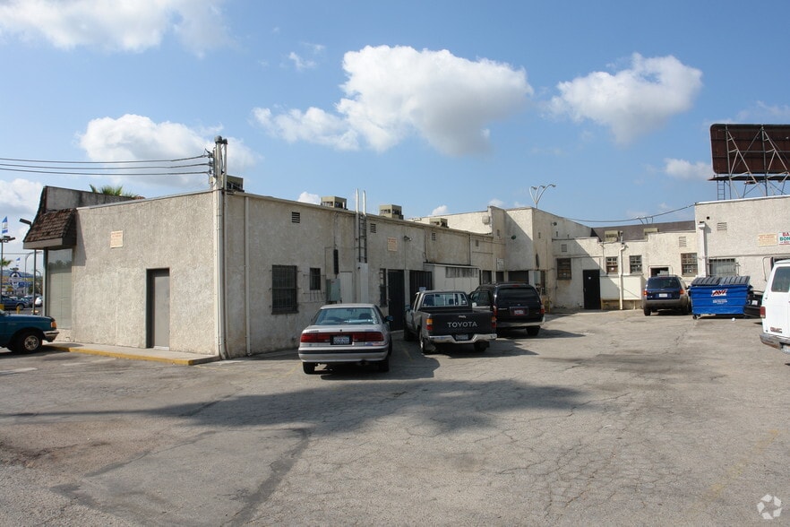5900-5902 Van Nuys Blvd, Van Nuys, CA for lease - Building Photo - Image 2 of 5