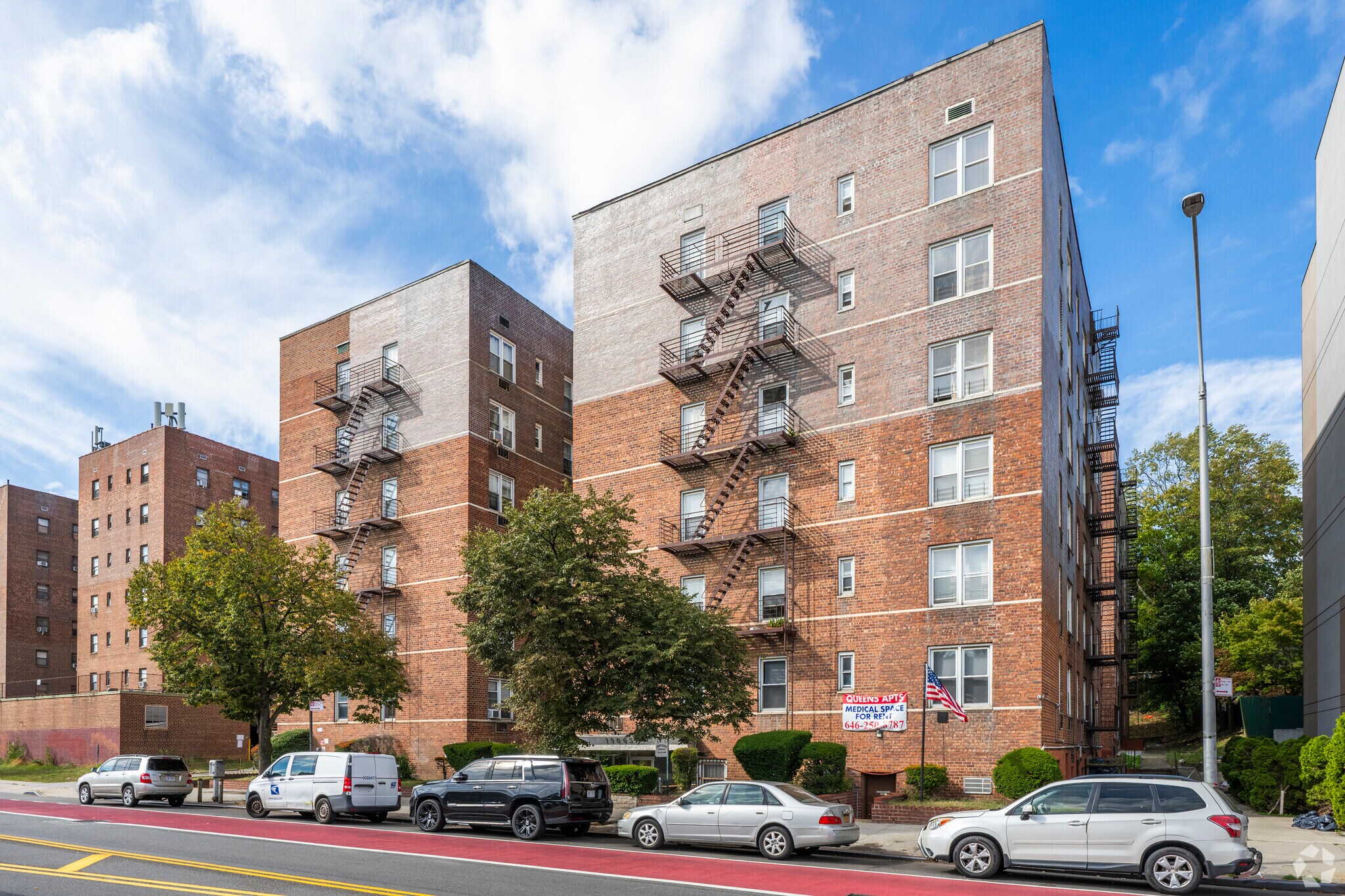 190-05 Hillside Ave, Hollis, NY à louer Photo principale- Image 1 de 3