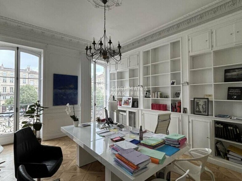 Office in Bordeaux for lease - Interior Photo - Image 2 of 6