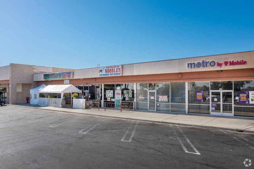 220-280 E Palmdale Blvd, Palmdale, CA à louer - Photo principale - Image 1 de 4