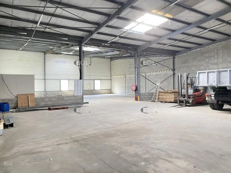 Industrial in Toussieu for lease - Interior Photo - Image 3 of 17