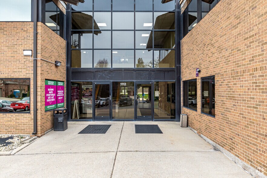 1112 S Washington St, Naperville, IL à louer - Photo du bâtiment - Image 3 de 6