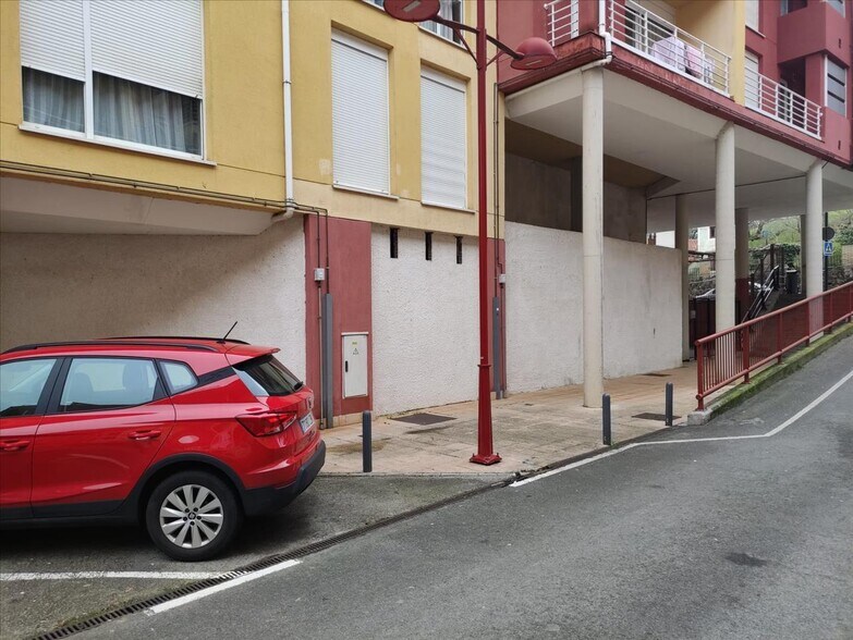 Commerce de détail dans Ampuero à vendre - Photo du bâtiment - Image 2 de 18