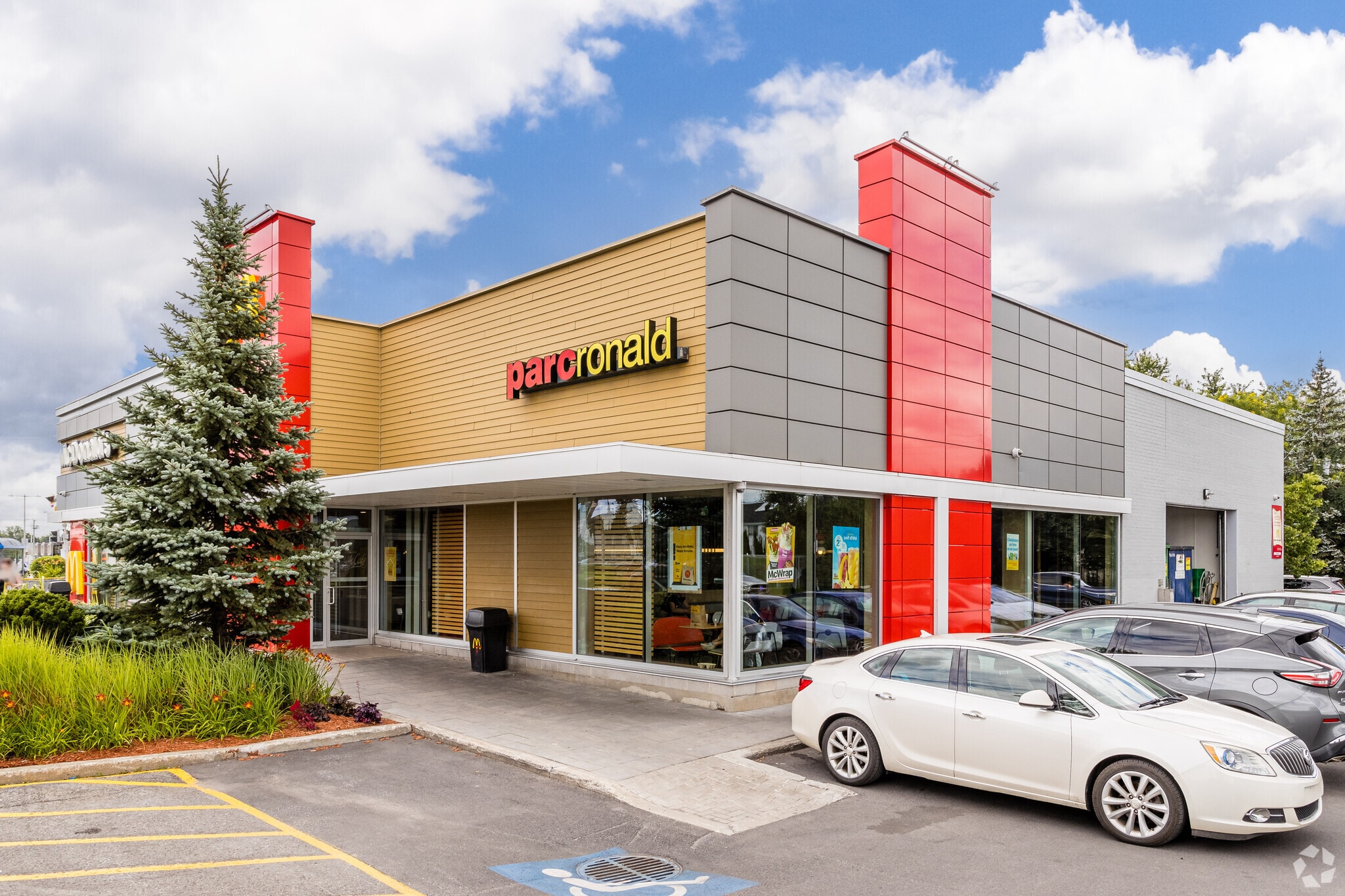 2180 Boul Des Laurentides, Laval, QC for lease Primary Photo- Image 1 of 5