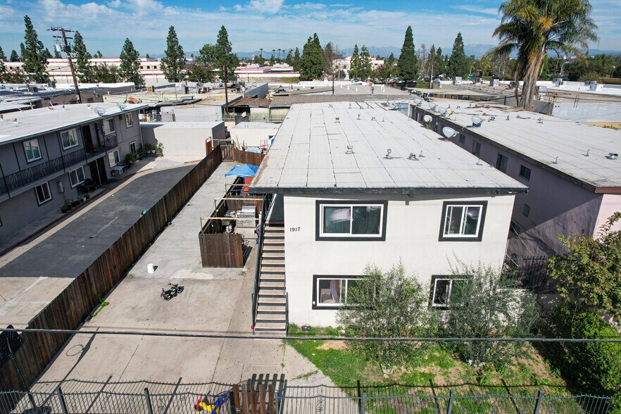 1917 W Myrtle St, Santa Ana, CA à vendre - Photo du bâtiment - Image 2 de 9