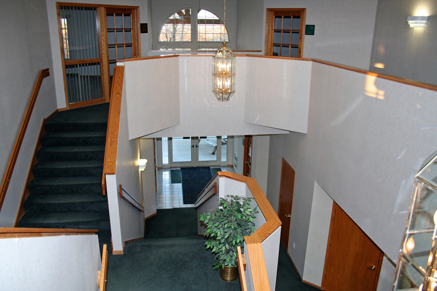 W175N11163 Stonewood Dr, Germantown, WI for lease - Lobby - Image 2 of 11