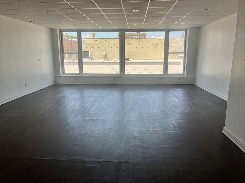69 E Downer Pl, Aurora, IL à louer - Photo du bâtiment - Image 2 de 2