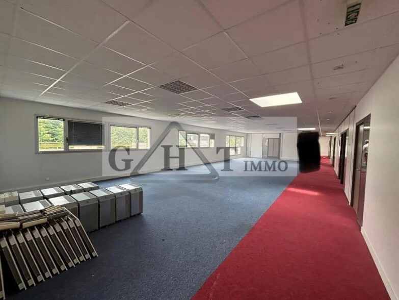 Office in Buc for lease - Building Photo - Image 3 of 3