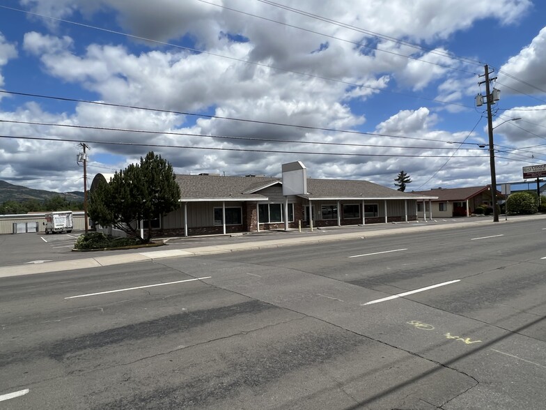 765 S Riverside Ave, Medford, OR à vendre - Photo principale - Image 1 de 15