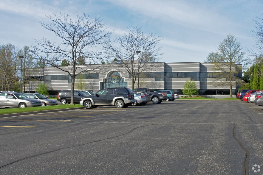 695 Kenmoor Ave SE, Grand Rapids, MI for lease - Building Photo - Image 2 of 7