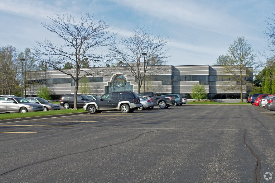 695 Kenmoor Ave SE, Grand Rapids, MI à louer - Photo du bâtiment - Image 2 de 3