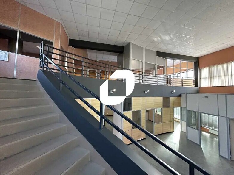 Bureau dans Saint-Denis à louer - Photo du bâtiment - Image 3 de 14