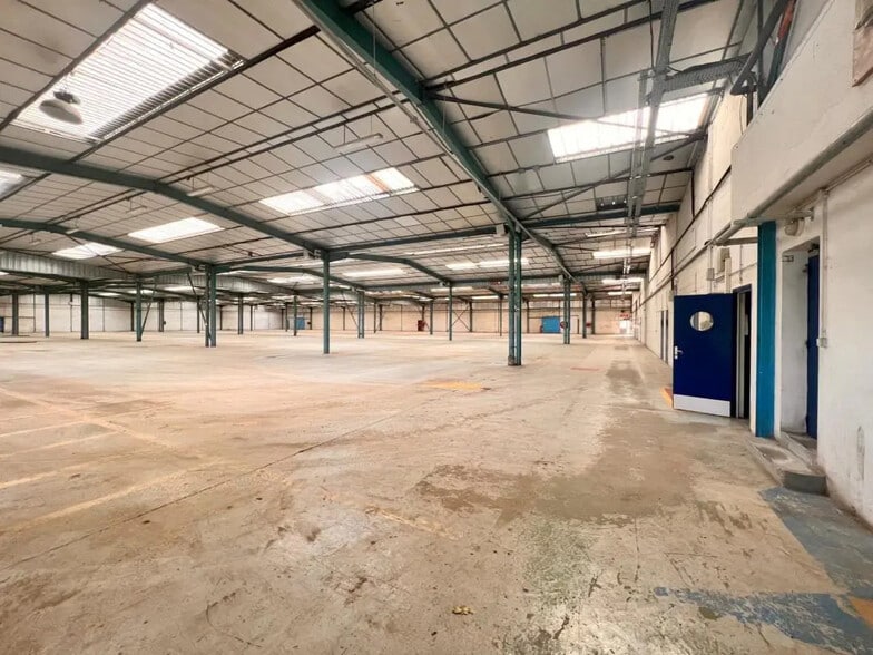 Office in Coignières for lease - Building Photo - Image 3 of 15