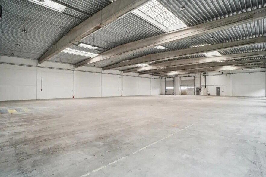 Office in Chilly-Mazarin for lease - Interior Photo - Image 2 of 13