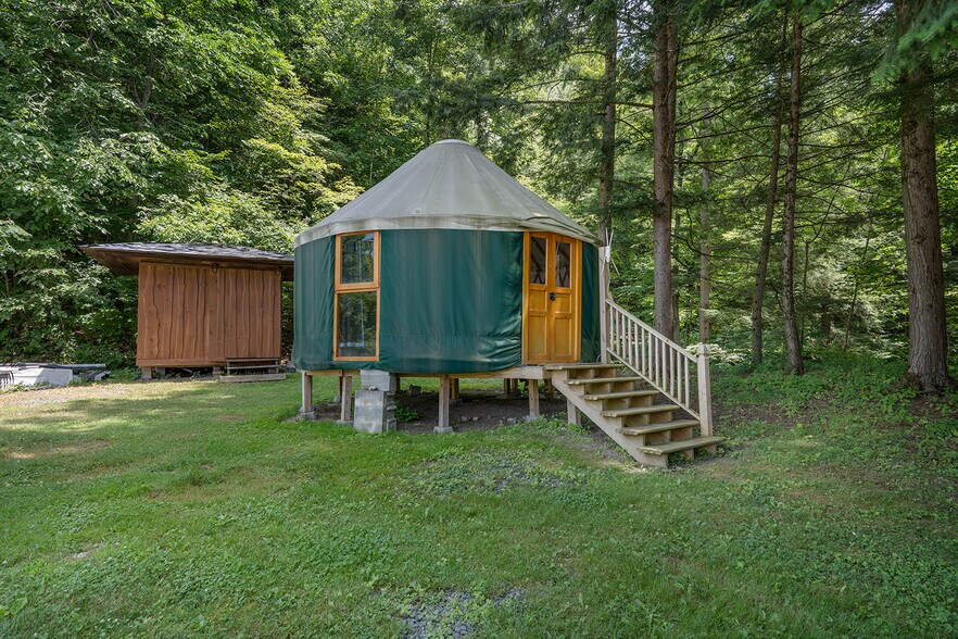 213 Fiddlers Elbow Rd, Greenwich, NY à vendre - Photo du bâtiment - Image 2 de 15