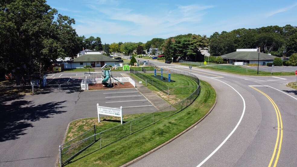 9-10 Glenmere Ln, Coram, NY à vendre - Photo du bâtiment - Image 1 de 36