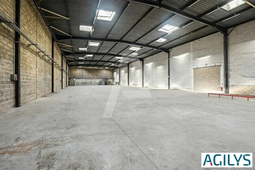 Industrial in Morangis for lease - Interior Photo - Image 3 of 8