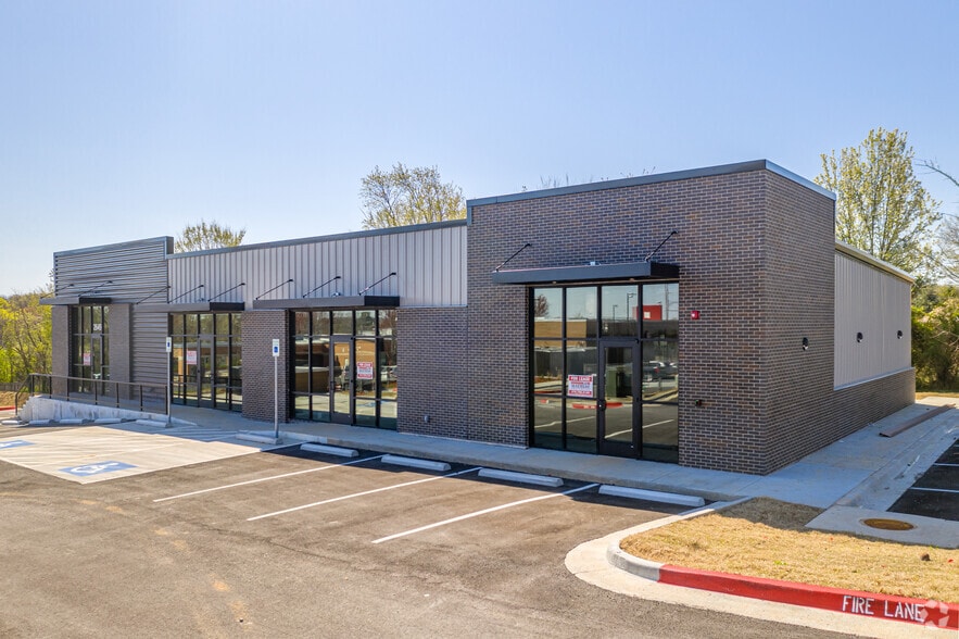 2649 E Mission Blvd, Fayetteville, AR à louer - Photo du bâtiment - Image 2 de 7