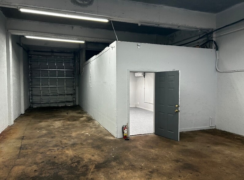 241 NE 32nd Ct, Oakland Park, FL for sale - Building Photo - Image 3 of 9