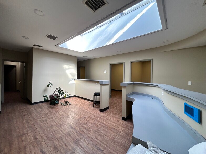 4956 W Irving Park Rd, Chicago, IL à louer - Photo du bâtiment - Image 3 de 19