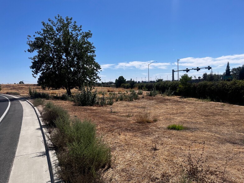 E Stockton Blvd, Elk Grove, CA à vendre - Photo du bâtiment - Image 2 de 7